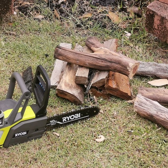@steve_ohhhhhhh getting his firewood ready for the weekend with the RYOBI 18V ONE+ Brushless Chainsaw 🪵

#RYOBIau #batterypowered #RYOBIpowertools #Camping #Chainsaw