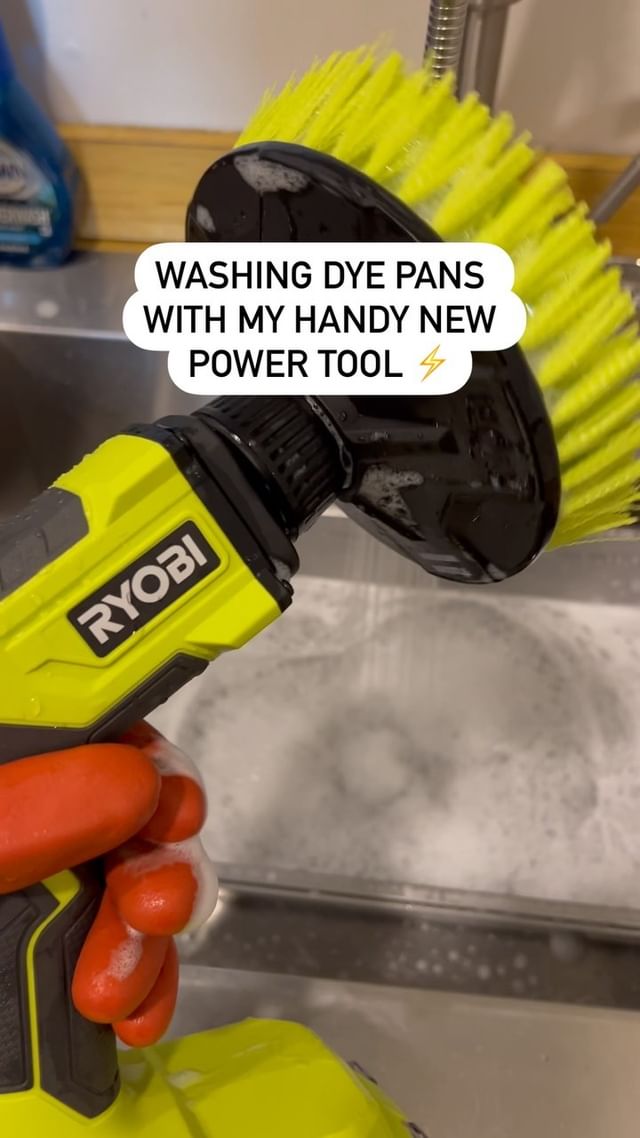 Washing dye pans is hard work so I thought I’d give this a try. So far so good! #fibermacgyver  #fibermacgyveryarn #indiedyer #yarnie #dyestudio #dyestudioadventures #ryobipowertools