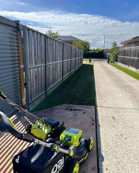 Lawn renovation season is here! 

@lawniefans kicks off the season by mowing the lawn with our 36V Lawn Mower and then removing thatch with a RYOBI Brushless Scarifier 🙌

What RYOBI tool do you rely on for your spring gardening?

#RYOBIau #batterypowered #RYOBIpowertools #RYOBImade #lawncare #gardening