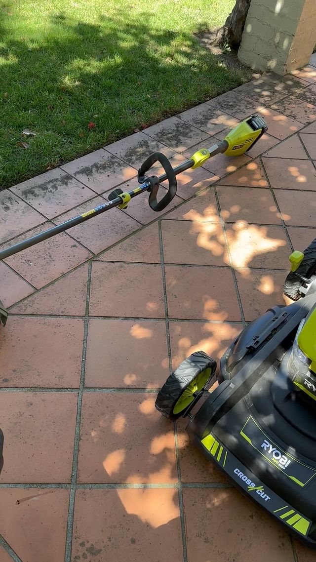 With a 306km/h air velocity this 36V ryobiau Brushless Garden Blower is literally like a (CAT5) Hurricane in your hands. Don’t forget to pop on the earmuffs 😃